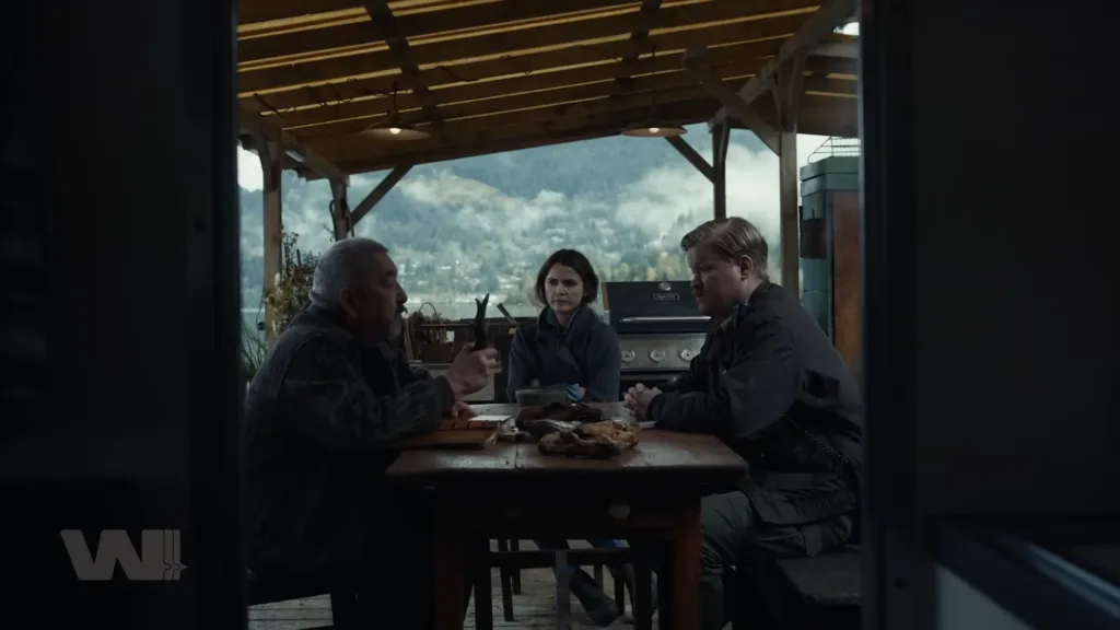 Julia và Paul mang theo túi bùa từ hầm mỏ và bức vẽ của Lucas đi tìm một người am hiểu, kiểu chuyên gia.