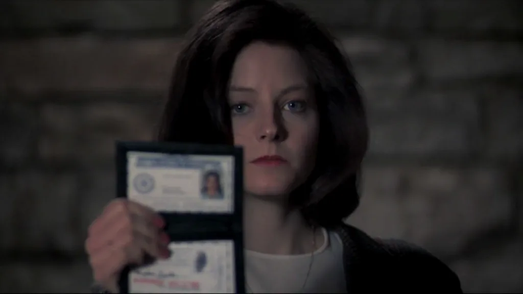 Jodie Foster trong vai Clarice Starling – con cừu non bước vào địa ngục trần gian với bộ trang phục rẻ tiền và đôi mắt không chịu nhìn xuống.