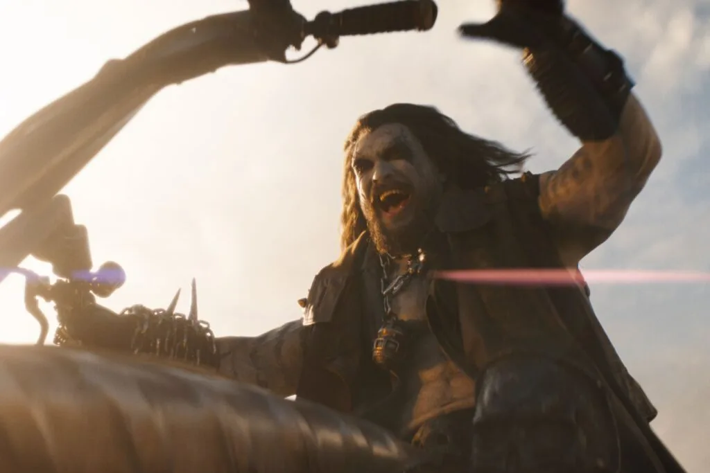 Jason Momoa hóa thân thành Lobo — không cần diễn, chỉ cần tồn tại đúng chỗ là đủ