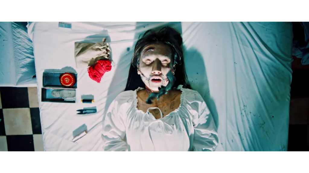 Ngọc Hương trong vai Mỹ Ngọc mang đến những phân cảnh body horror ám ảnh nhất phim