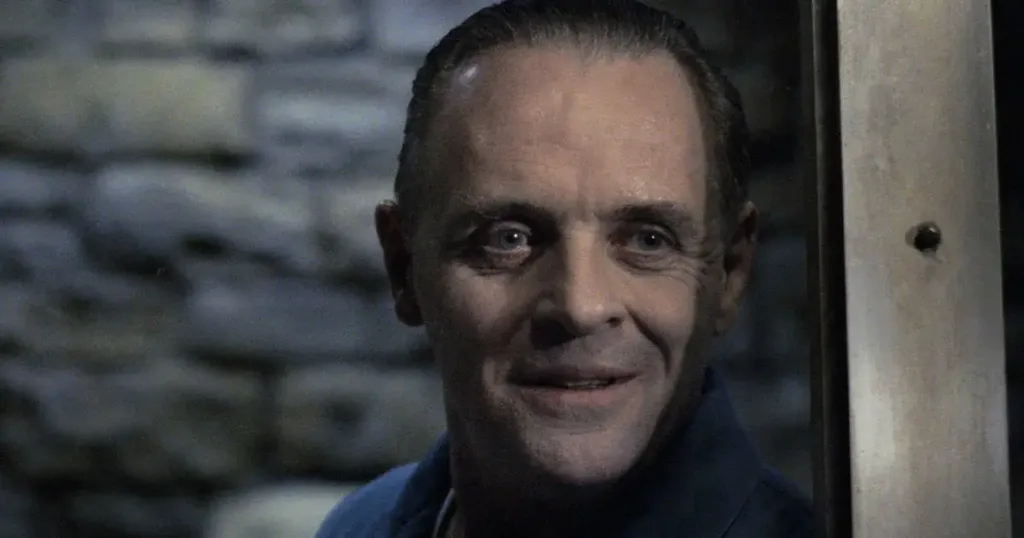 Anthony Hopkins trong vai Hannibal Lecter – ánh mắt không bao giờ chớp, giọng nói trầm ấm nhưng cắt như dao phẫu thuật.
