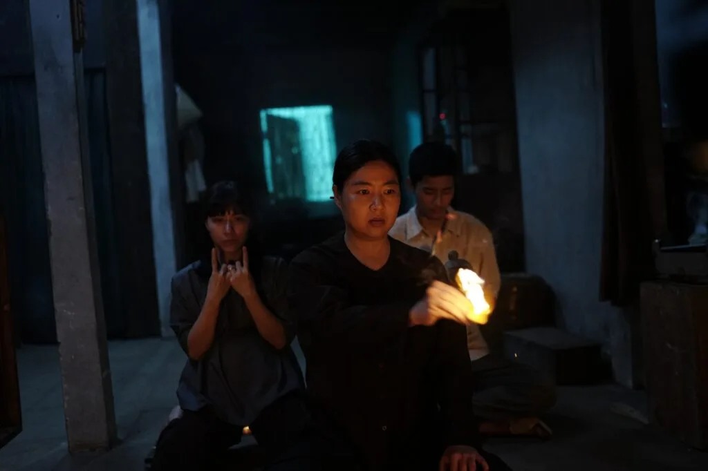 Ma Xó khai thác nỗi sợ từ chính không gian thờ cúng quen thuộc của người Việt.