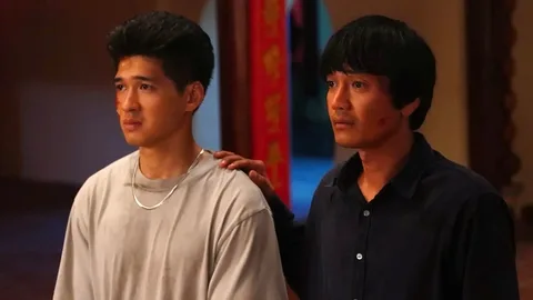 Anh cùng người bạn thân Hoàng phải khăn gói lên thành phố để tìm bằng được Tuấn và lấy lại báu vật cho dân làng.