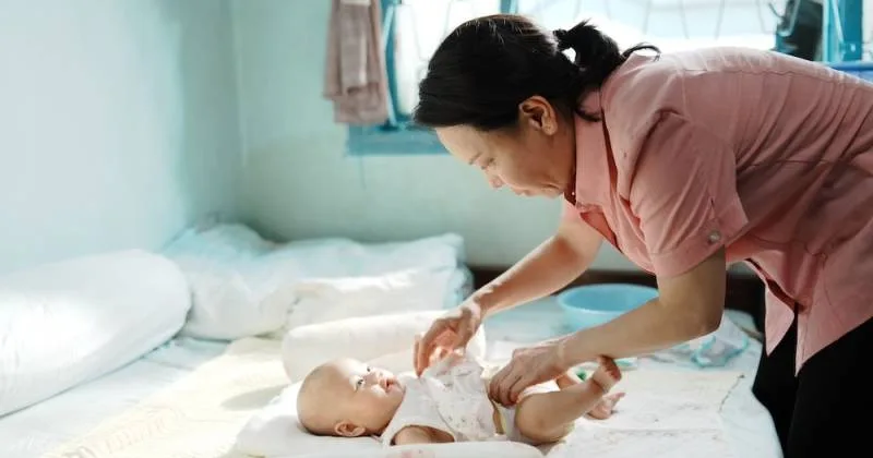 Cuộc đời bà Hậu là hành trình bốn mùa – ấm áp, rực rỡ, rồi lạnh lẽo nhưng vẫn chan chứa yêu thương.