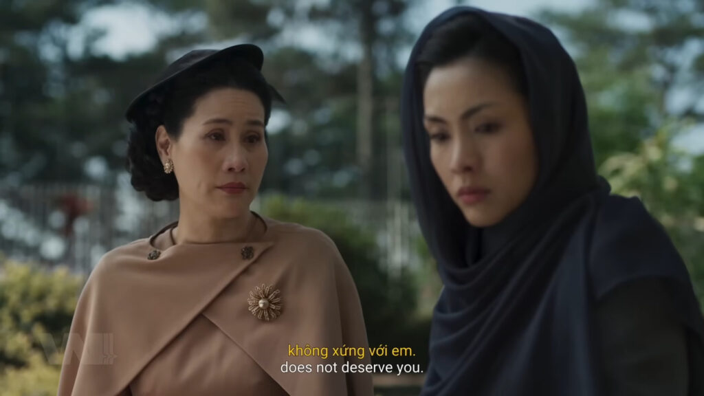 Nam Phương trong trailer vừa là hoàng hậu vừa là người phụ nữ cô độc