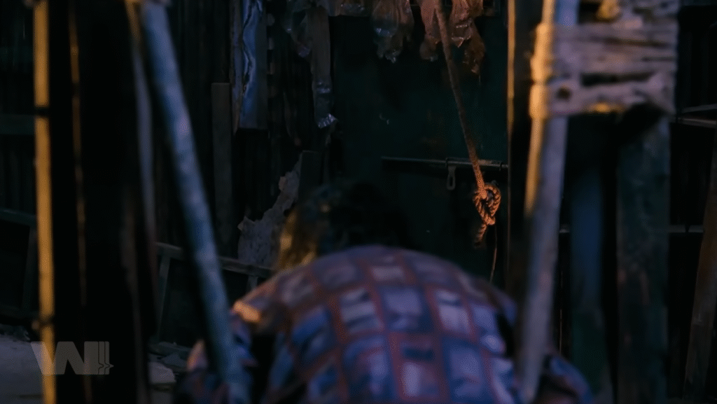 Hồi cuối, Soo-hyun dựng chiếc máy chém treo lơ lửng ngay cửa nhà kho, buộc Kyung-chul giữ sợi dây bằng miệng. Nếu cửa mở, lưỡi chém rơi xuống.