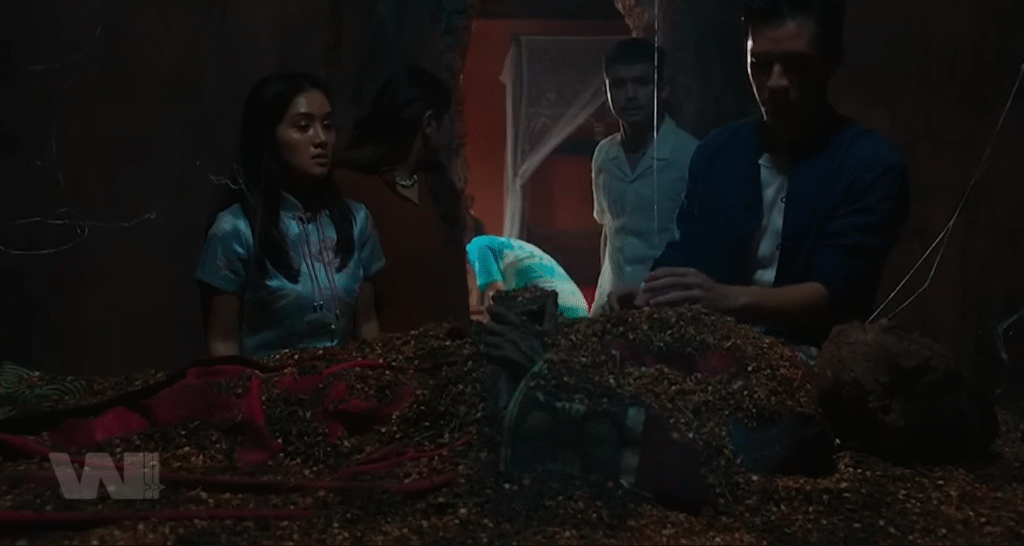 Đúng như giấc mơ Tasya từng thấy, từ miệng thi thể một con bướm bay ra.