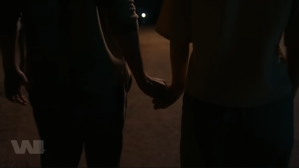 Tasya và Salim tay trong tay bước đi, nhưng dáng đi méo mó, miệng ngân nga giai điệu của Mei Hwa.