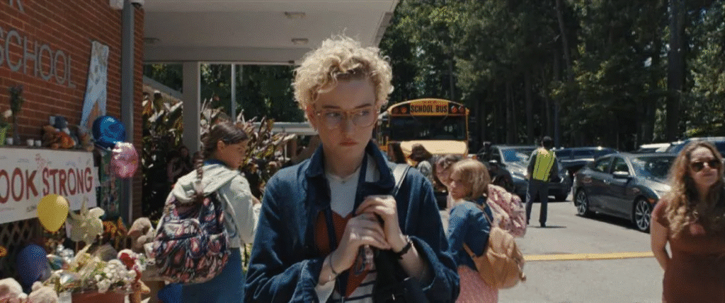 Diễn viên Julia Garner thủ vai Justine Gandy trong phim Weapons