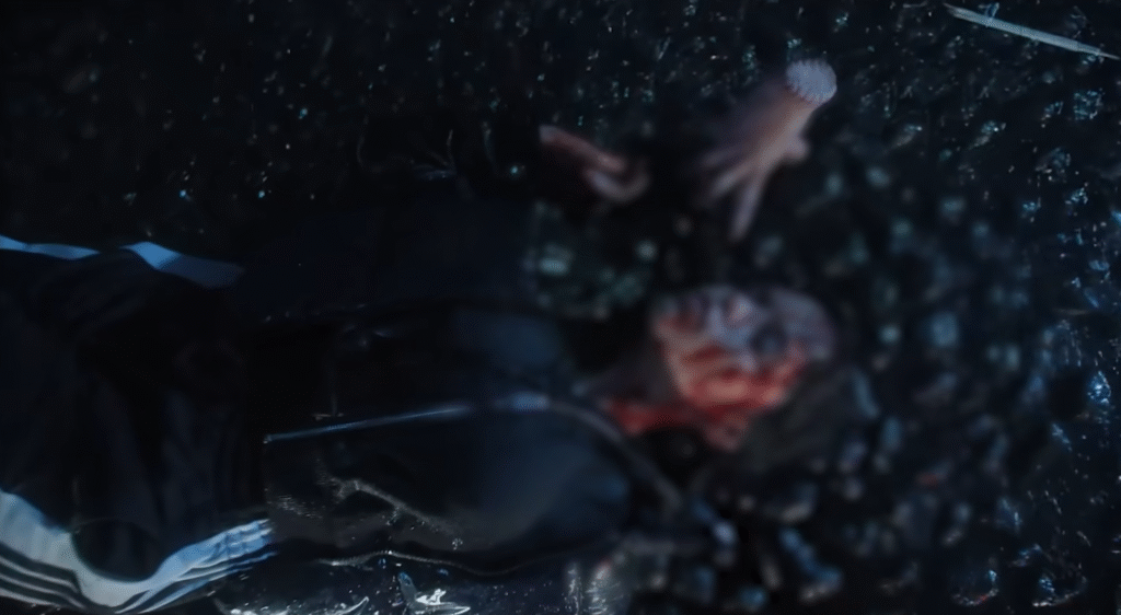 Wednesday đối đầu Tyler trong viện. Hắn tung cú hất văng khiến cô rơi vào cảnh thập tử nhất sinh