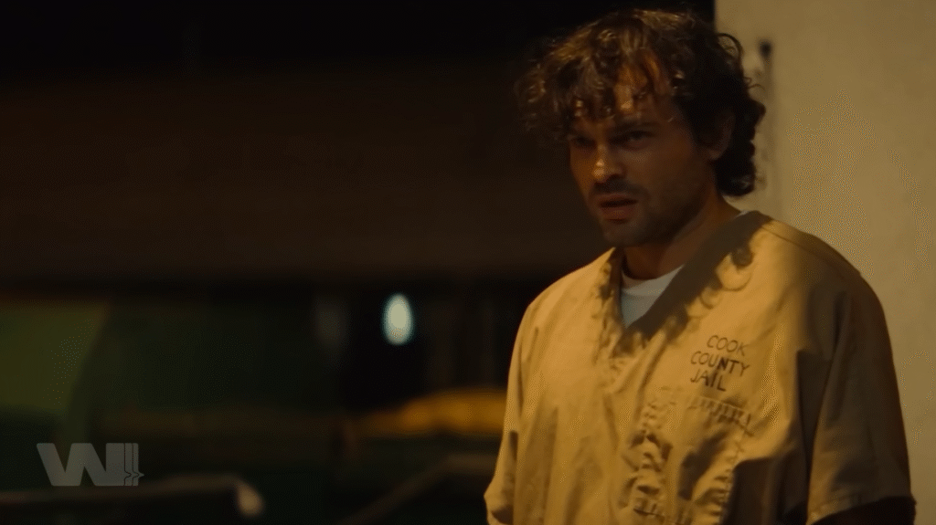 Parker chiêu mộ Zeke bằng lời hứa đổi đời, bí mật ghi đè đoạn mã để kiểm soát cơ thể cyborg của anh.