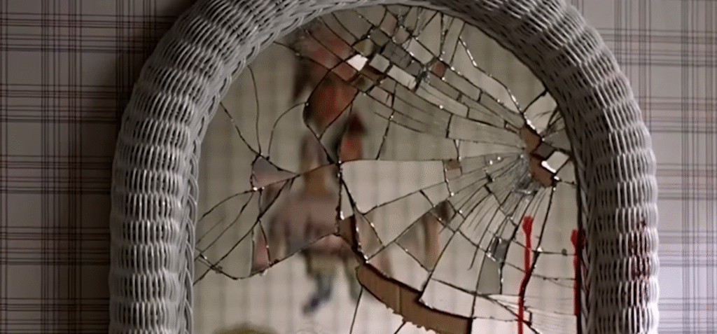 Nhà Leeds – gương vỡ nói gì về con quái ám ngoại hình