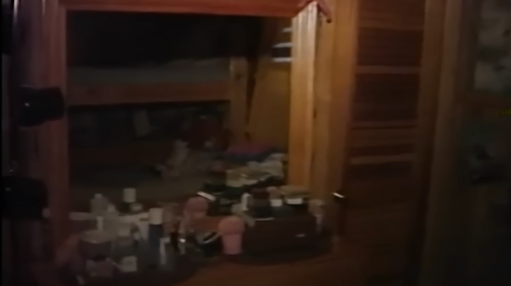 Tủ quần áo ở phòng ngủ, nơi nối hai nửa căn song lập, được xem là điểm giao thoa