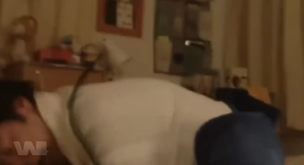 Cuộc đấu phép căng thẳng kết thúc với việc linh hồn quỷ thoát ra dưới hình dạng một con giun khổng lồ