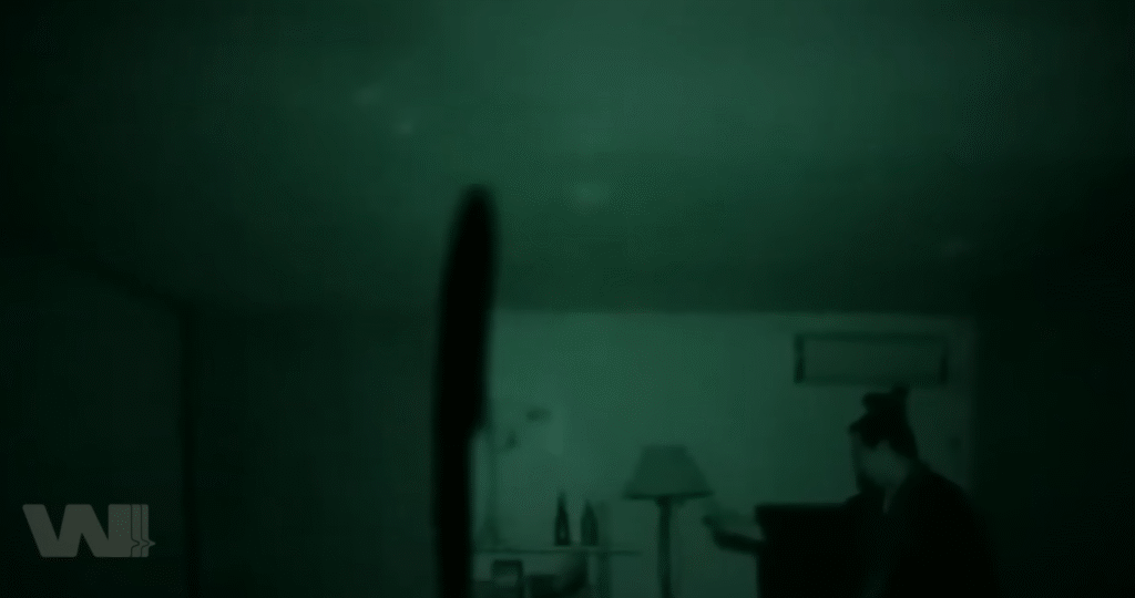 Đêm trừ tà tiếp theo, con quỷ xuất hiện dữ dội hơn: bầy giun biến thành bóng đen cao lớn