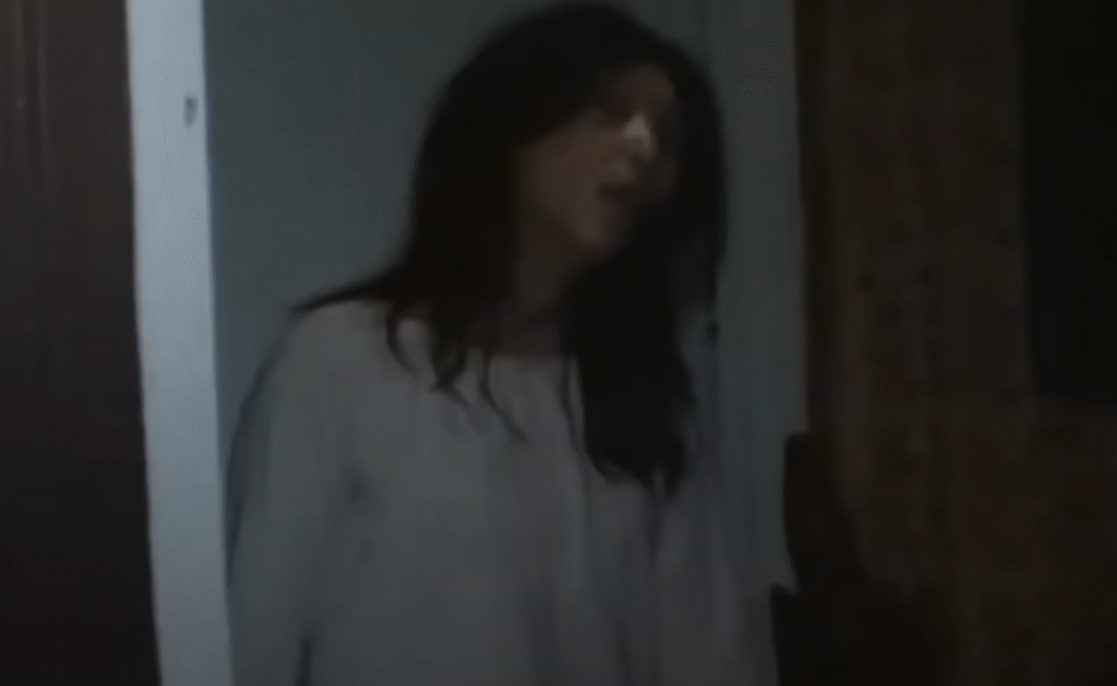 Neo chỉ ra rằng kẻ thực sự đứng sau chính là người hàng xóm mặc đồ trắng