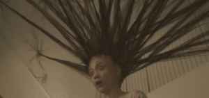 Review phim Exte: Hair Extensions (2007) – Khi mái tóc hóa thành cơn ác mộng