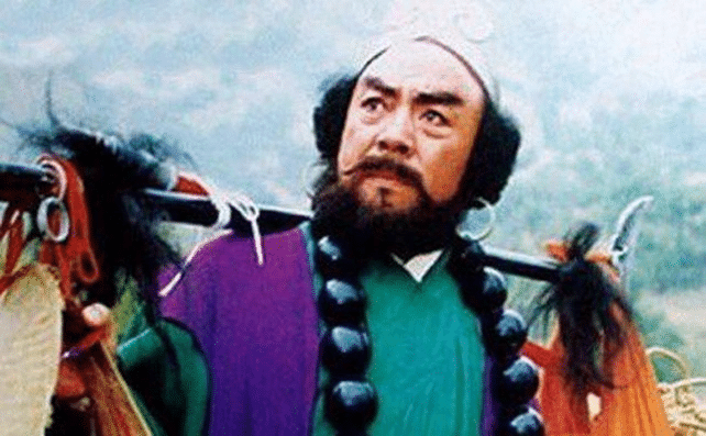 Ngọc trượng, xẻng bán nguyệt: pháp khí của lòng từ và tính kỷ luật.