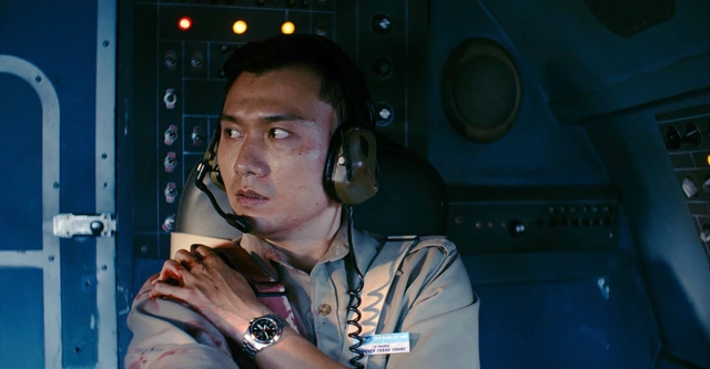 Thanh Sơn trong vai cảnh vệ chìm Bình – người hùng lặng lẽ giữa bầu trời đầy máu và khói.