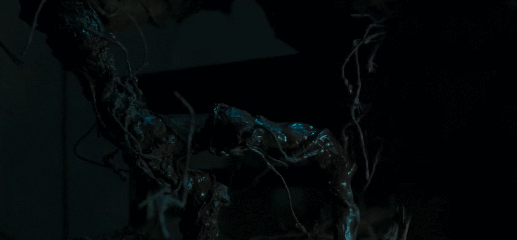 Khúc gỗ thờ quỷ trong nhà họ Vũ – vật trung tâm của mọi bi kịch.