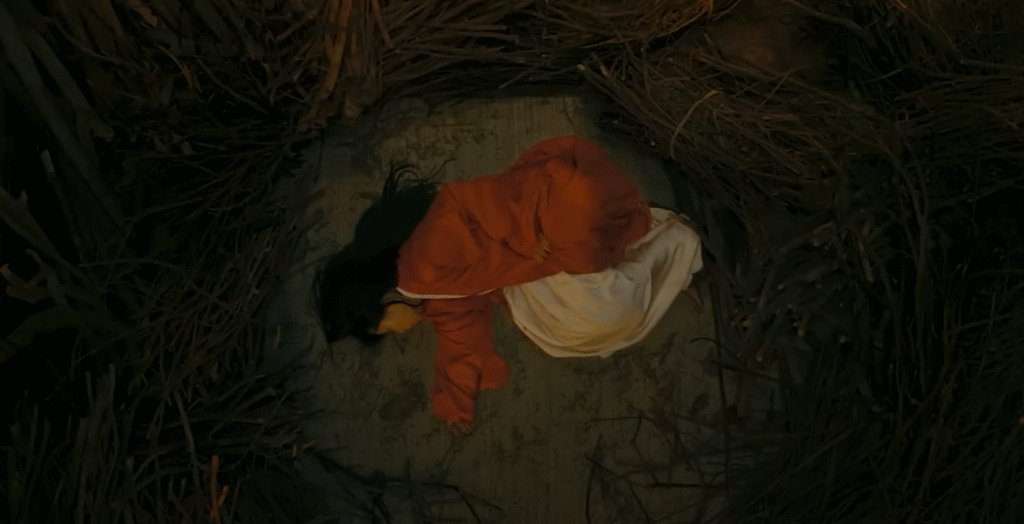 Khoảnh khắc bi tráng của Nhài – nơi tình mẫu tử hóa thành lời nguyện rũa cuối cùng với quỷ dữ.