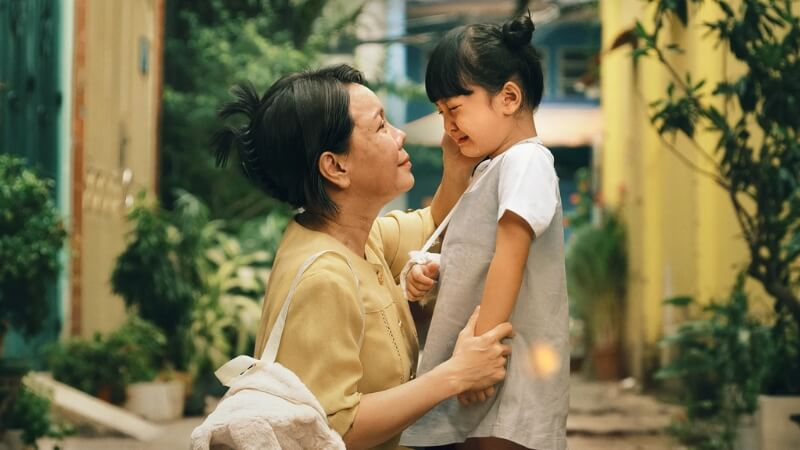 Những khoảnh khắc giản dị nhưng đong đầy tình cảm là linh hồn của Cục Vàng Của Ngoại.