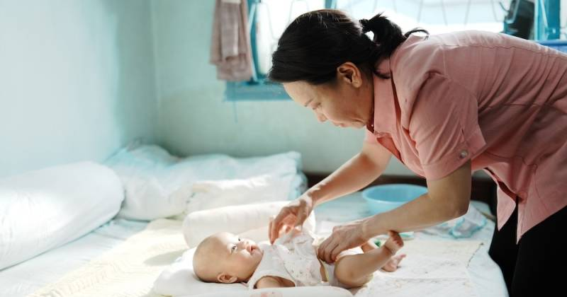 Cuộc đời bà Hậu là hành trình bốn mùa – ấm áp, rực rỡ, rồi lạnh lẽo nhưng vẫn chan chứa yêu thương.