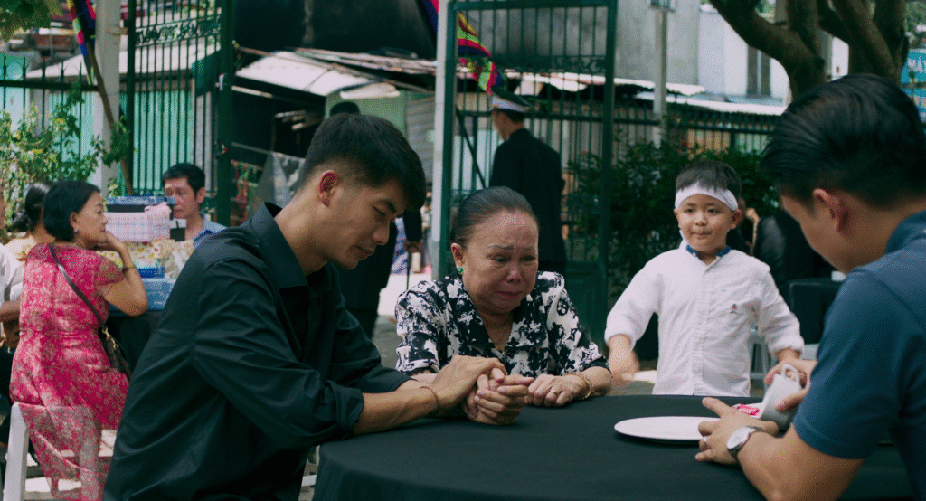 Một bữa tiệc tang cười ra nước mắt