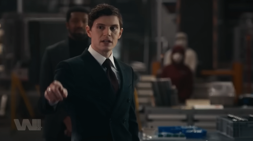 Evan Peters – Julian Dillinger, phản diện đầy năng lượng