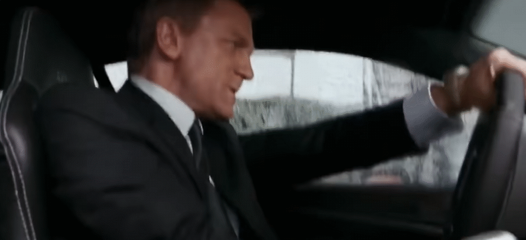 Cuộc rượt đuổi mở màn – Tiếng gầm máy và máu