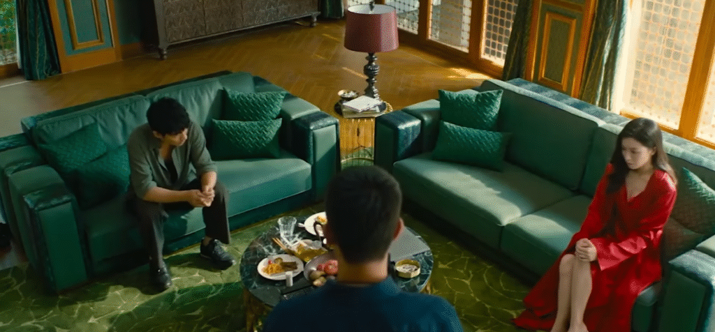 Tối hôm đó, khi Hà Phi trở về khách sạn, anh phát hiện một người phụ nữ lạ nằm cạnh mình, tự xưng là Lý Mộc Tử.