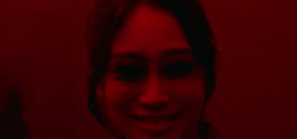 8. The Girl in the Mirror – Kẻ song trùng trong gương