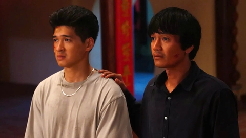 Anh cùng người bạn thân Hoàng phải khăn gói lên thành phố để tìm bằng được Tuấn và lấy lại báu vật cho dân làng.