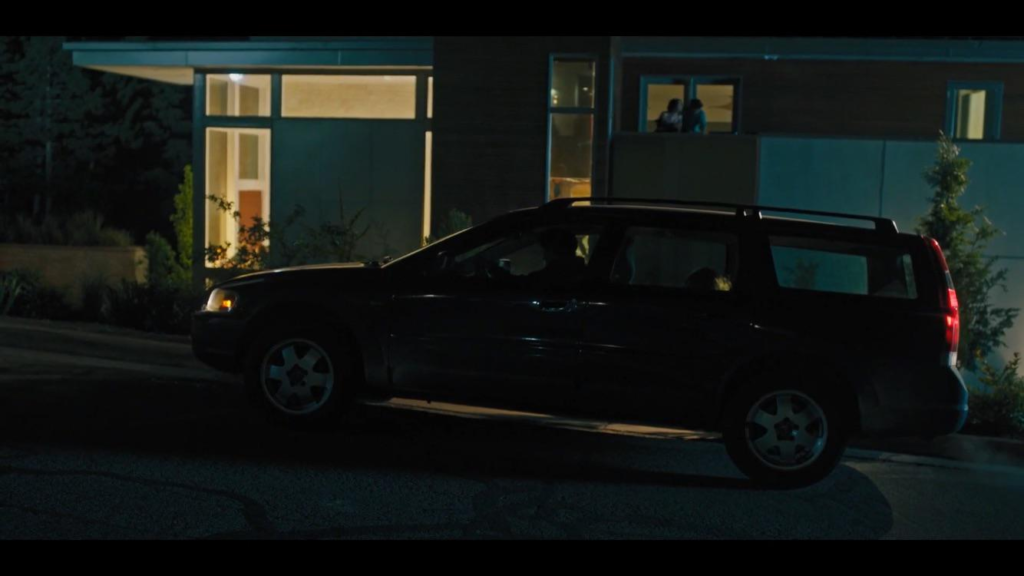 Peter về nhà, bỏ mặc thi thể em gái trong xe