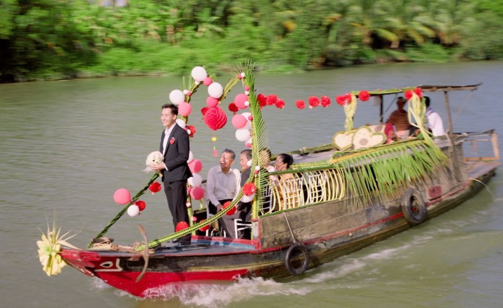Miền Tây trong phim hiện lên giản dị nhưng giàu cảm xúc – nơi tình người chan chứa hơn cả những con sóng.