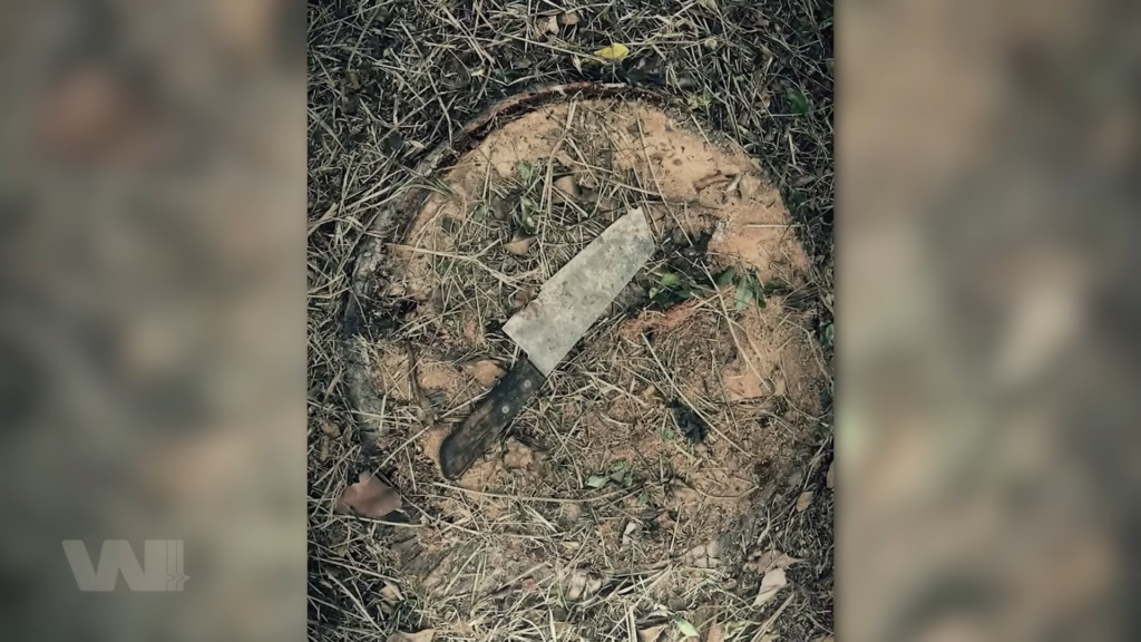 Con dao và hành trình biểu tượng xuyên suốt phim