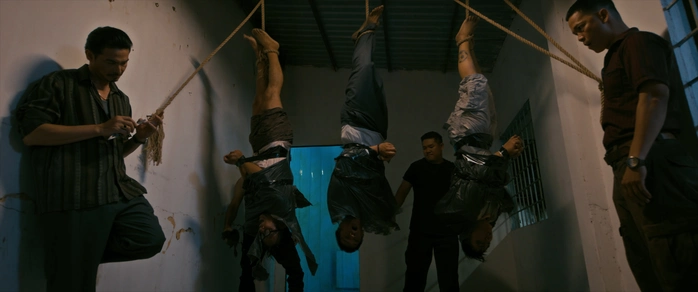 Tại đây, họ bị ép buộc phải gọi điện lừa đảo chính đồng bào mình. Không đạt chỉ tiêu đồng nghĩa với đòn roi, chích điện, treo ngược hoặc thậm chí là cái chết.