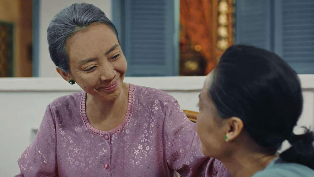 Quá khứ và hiện tại được đan xen, giúp nhịp phim vốn có phần chậm và ảm đạm ở đầu trở nên cuốn hút hơn.