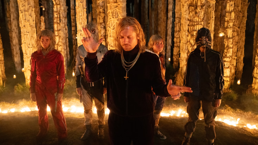 Chúng hành động như một giáo phái thật sự, với sự man rợ được bọc trong nghi thức, với bạo lực được tô màu như một tôn giáo.