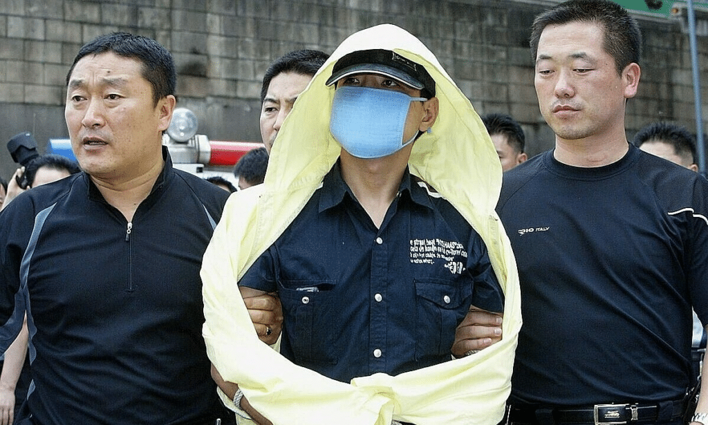 Sát nhân áo mưa vàng recap – The Raincoat Killer: toàn bộ hành trình tội ác