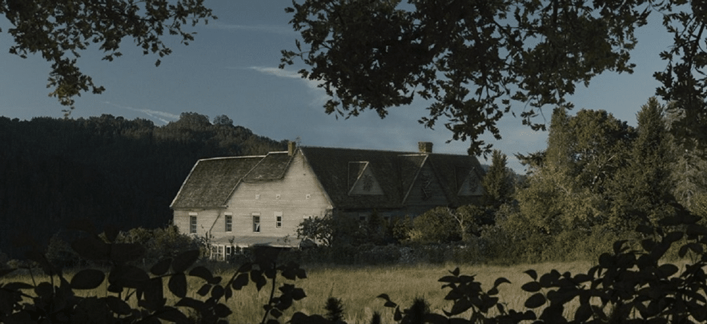 Ngôi nhà Marrowbone hiện lên giữa cánh đồng như một khối đá khổng lồ bị bỏ quên.