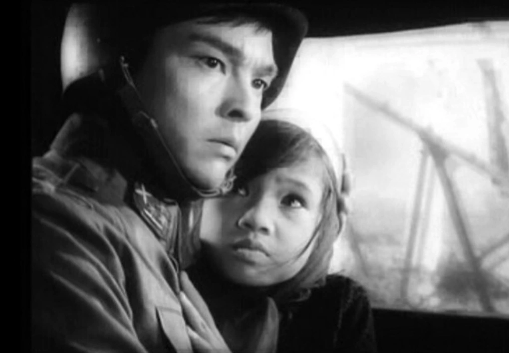 2. Em bé Hà Nội 1974