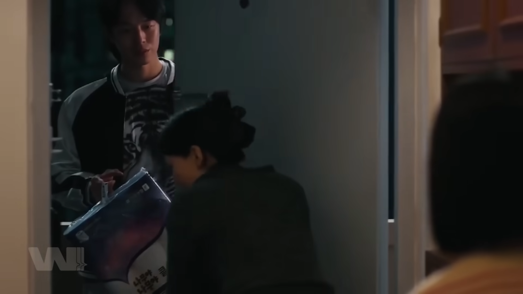 Chưa cần ma, chỉ riêng cảm giác bị theo dõi đã đủ làm người ta mất ngủ.