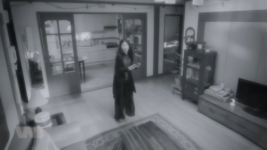 Khi camera ghi lại thứ vô hình, niềm tin của bạn bị ép phải chọn phe.