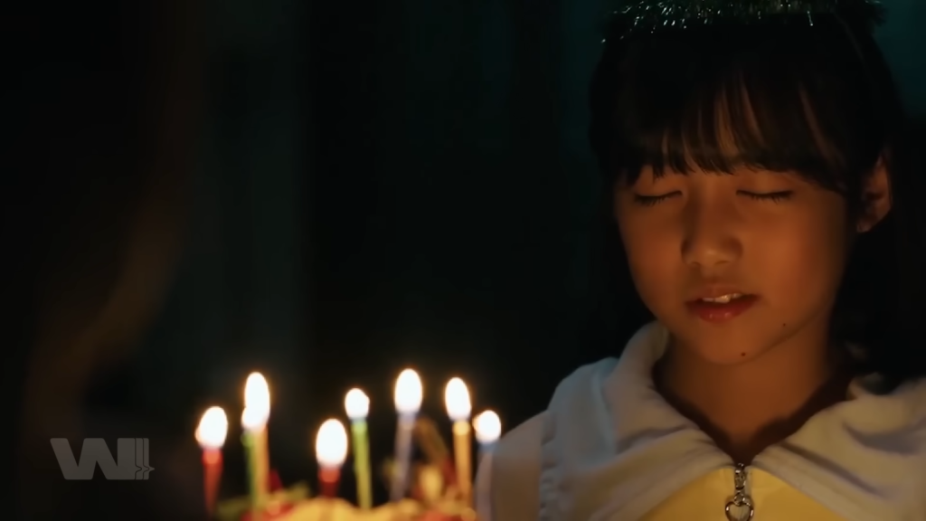 Sinh nhật lẽ ra là ngày vui, nhưng ở đây nó giống một nghi thức gọi thứ gì đó về.