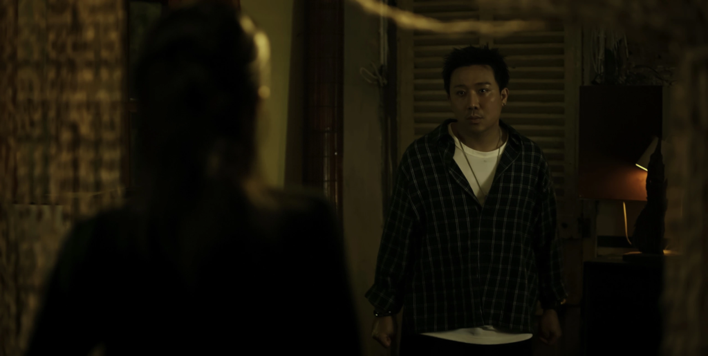 Ngôn ngữ hình ảnh của Thỏ Ơi — lạnh, tối và ám ảnh, hoàn toàn đi ngược lại kỳ vọng về một phim Tết thông thường.