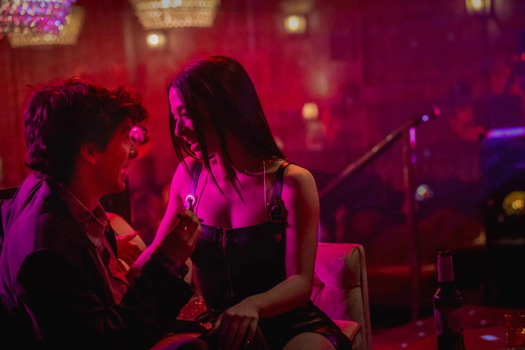 Anora và Sự Khác Biệt Giữa "Talk" và "Tell"