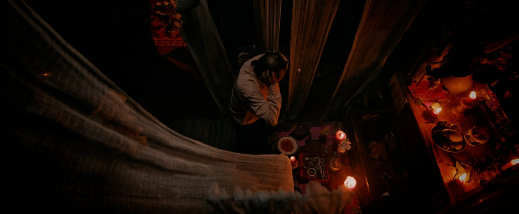 Những nghi thức tín ngưỡng dân gian được tái hiện tỉ mỉ, trở thành điểm nhấn đặc sắc của phim