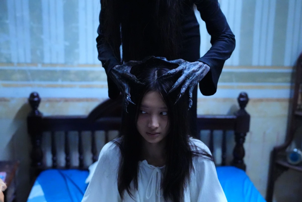 Review phim Quỷ Nhập Tràng 2: Xưởng nhuộm đỏ thẫm và nghiệp quả không lối thoát