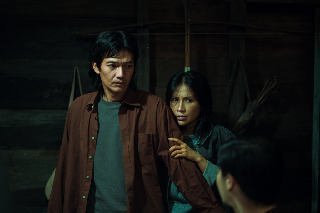 Không gian xưởng nhuộm trong phim vừa quen thuộc, vừa chứa đựng bí mật rùng rợn